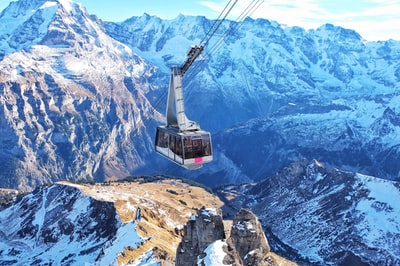 鸟瞰在冬季滑雪缆车的山脉

